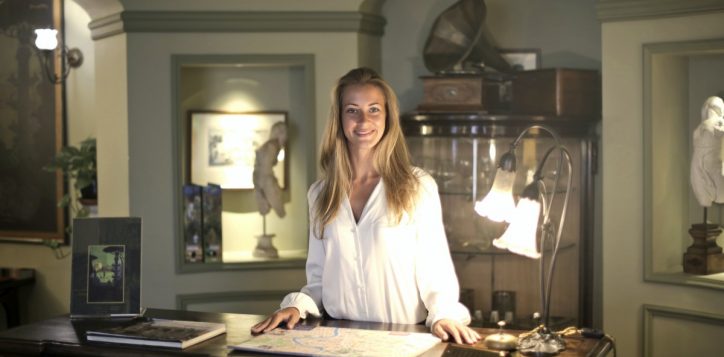 hotel-lady-concierge-2-2