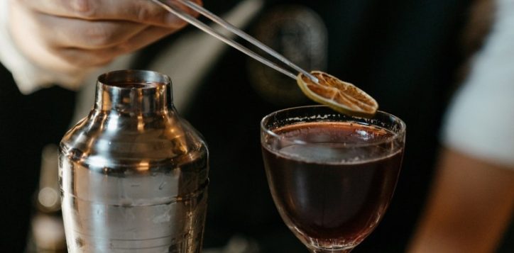 mixologist-cocktail-2