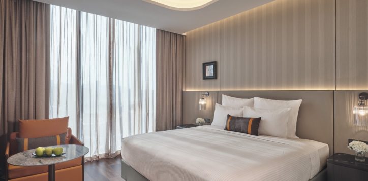 pullman-singapore-hill-street_deluxe-room_alternative-view-2