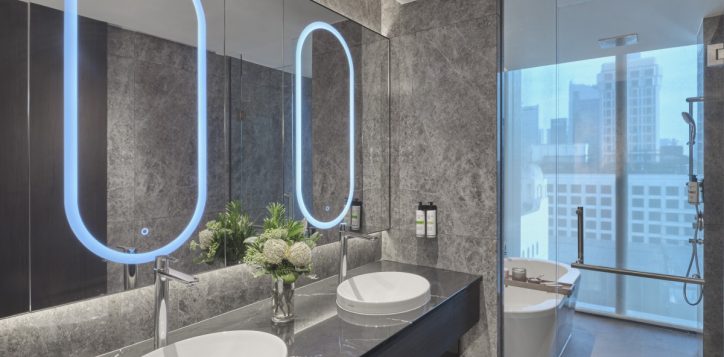 pullman-singapore-hill-street_studio-suite-city-view_bathroom-2