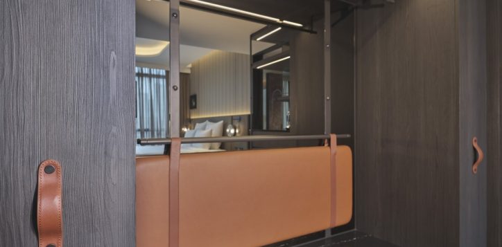pullman-singapore-hill-street_studio-suite-city-view_luggage-area-2
