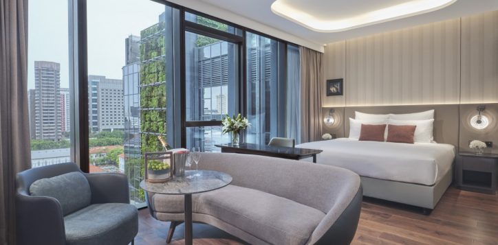 pullman-singapore-hill-street_studio-suite-pool-view_living-bed-area-2