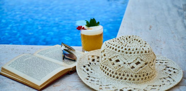 strawhat-and-cocktail-at-poolside-2