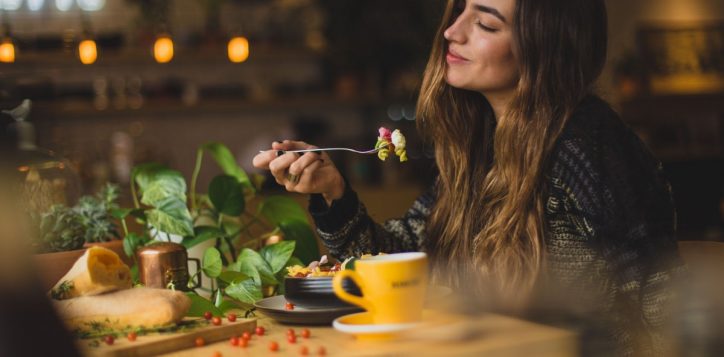 women-eating-alone-2