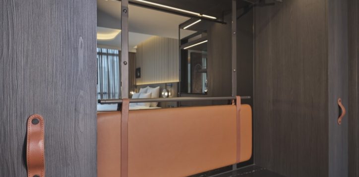 pullman-singapore-hill-street_studio-suite-city-view_luggage-area-2-2