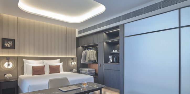 pullman-singapore-hill-street_studio-suite-pool-view_bed-2