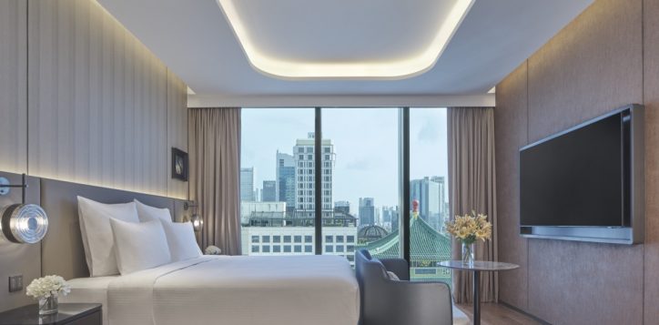 pullman-singapore-hill-street_studio-suite_bed-city-view-2