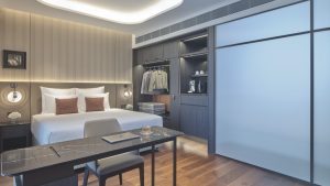 pullman-singapore-hill-street_studio-suite-pool-view_bed-300x169-2