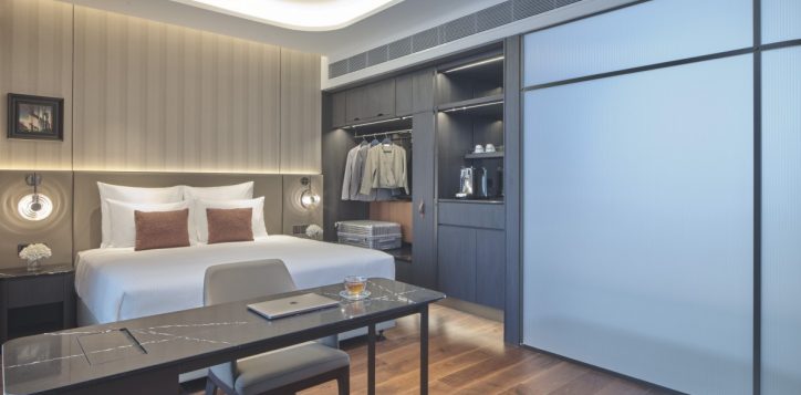pullman-singapore-hill-street_studio-suite-pool-view_bed-3-2