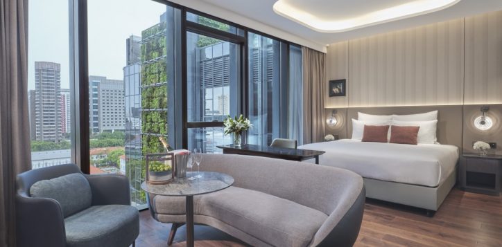 pullman-singapore-hill-street_studio-suite-pool-view_living-bed-area-2-2