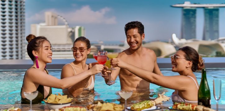 pullman-singapore-hill-street_lifestyle_el-chido_group-of-friends-having-fun-2