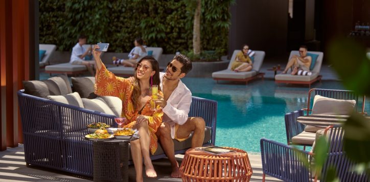 pullman-singapore-hill-street_lifestyle_lounging-at-poolside-2